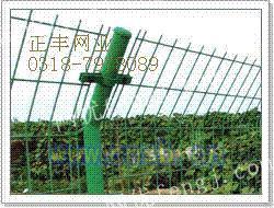 鐵絲安全圍欄網(wǎng) 農(nóng)場(chǎng)與畜牧漁業(yè)的防護(hù)與配套飼料銷售